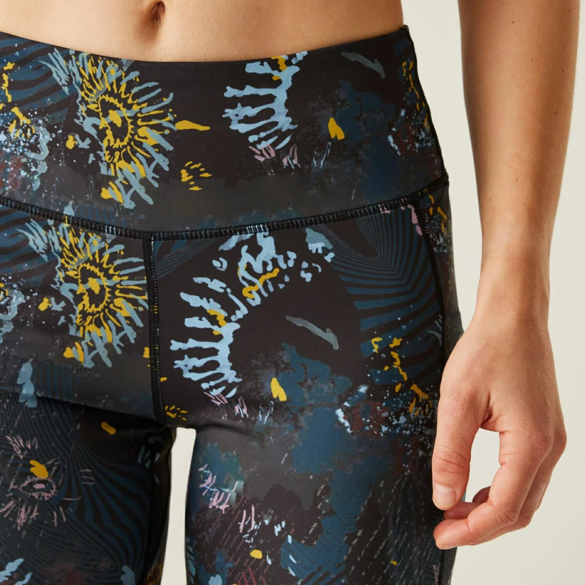 Dare 2b - Women's Influential II 3/4 Leggings | Black Energetic Print