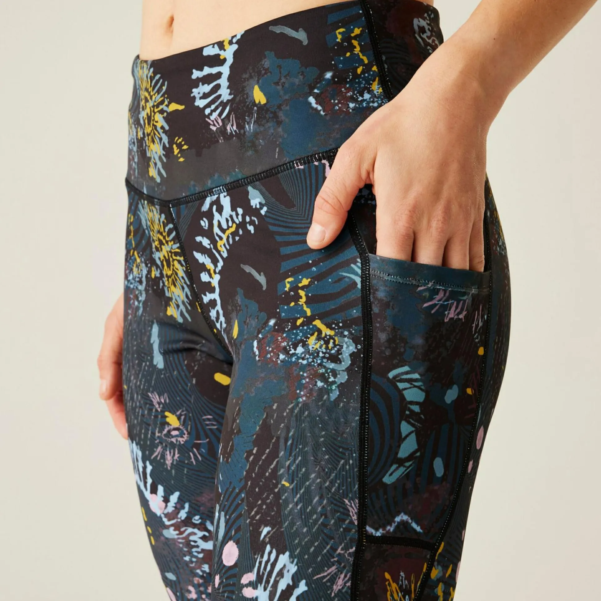 Dare 2b - Women's Influential II 3/4 Leggings | Black Energetic Print