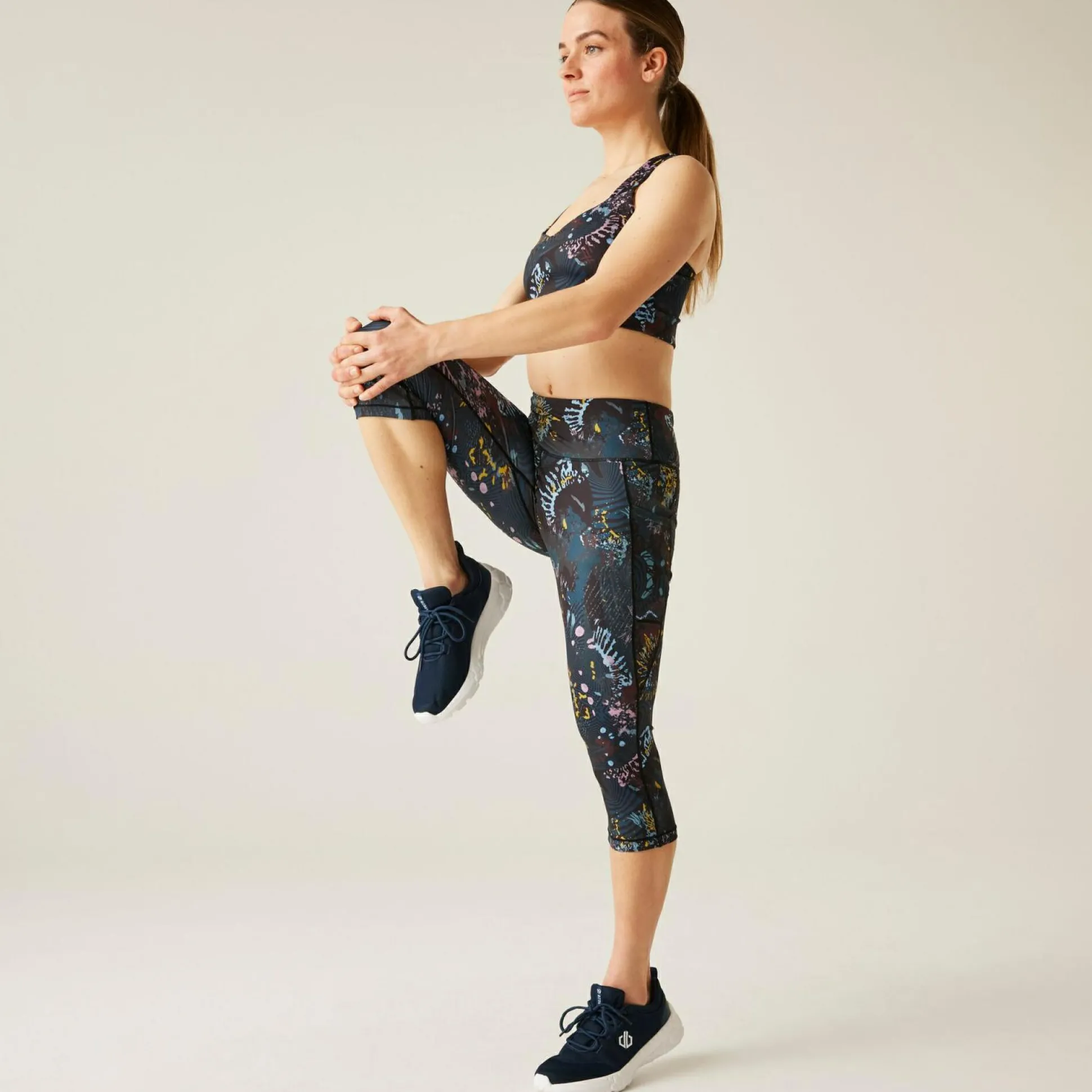 Dare 2b - Women's Influential II 3/4 Leggings | Black Energetic Print